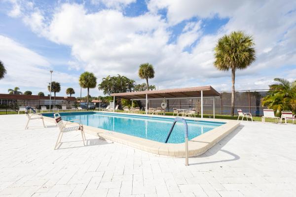 Fernley 2 At Cresthaven Townhomes, 5775 Fernley Dr W #144, West Palm Beach, Florida 33415, image 2