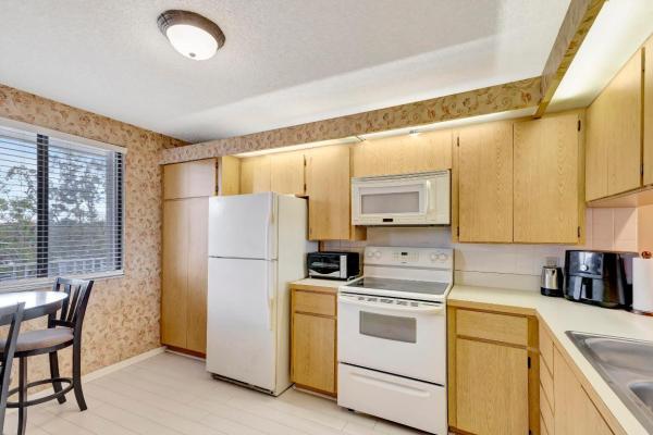 Whitehall Village, 2761 Village Blvd #402, West Palm Beach, Florida 33409, image 2