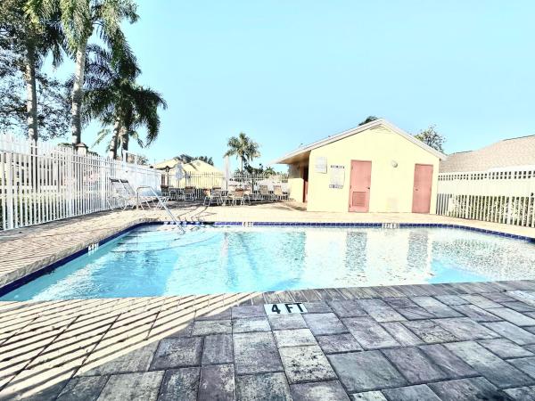 Villas On The Green, 4570 Amherst Dr #86, West Palm Beach, Florida 33417, image 2