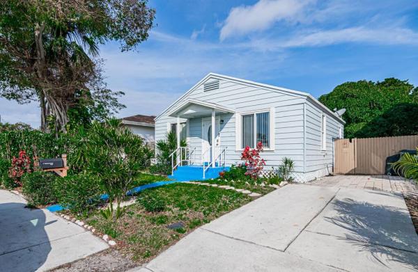 Latona Court, 624 Latona Ave, Lake Worth Beach, Florida 33460, image 1