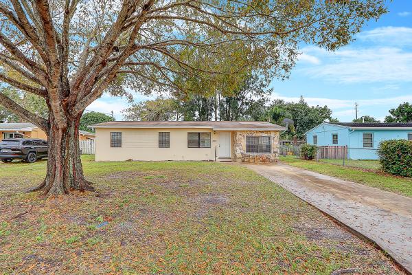 Maravilla Gardens, 801 W Wisteria Ave, Fort Pierce, Florida 34982, image 2