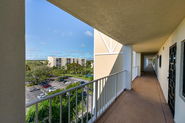 Huntington Lakes 5, 7260 Kinghurst Dr #705, Delray Beach, Florida 33446, image 2
