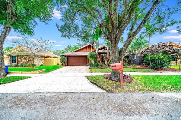 Tierra Vista, 3355 E Pointe Dr, Hollywood, Florida 33026, image 1
