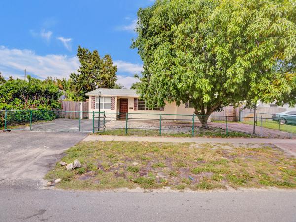 Bonnie Loch, 311 NW 37th St, Deerfield Beach, Florida 33064, image 1