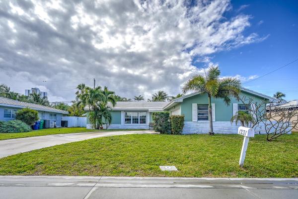 Yacht Harbor Manor, 1231 Manor Dr, Riviera Beach, Florida 33404, image 1