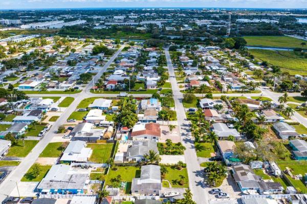 Englewood Manor, 3018 Giuliano Ave, Lake Worth, Florida 33461, image 2