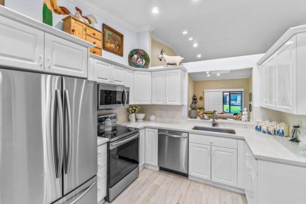 Huntington Pointe, 6498 Royal Manor Cir, Delray Beach, Florida 33484, image 2
