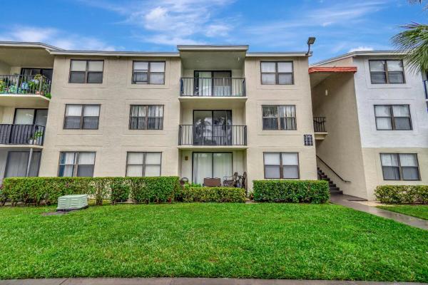 Bella Lago Vista At Clear Lake Club, 706 Executive Center Dr #28, West Palm Beach, Florida 33401, image 2