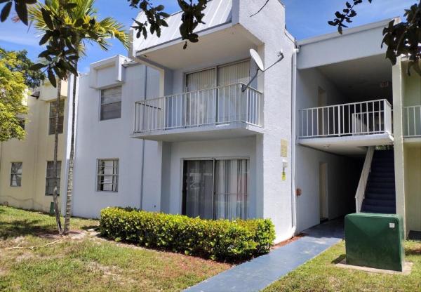 Clear Lake Palms, 431 Executive Center Dr #208, West Palm Beach, Florida 33401, image 1