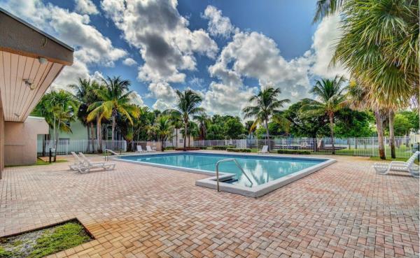 Clear Lake Palms, 431 Executive Center Dr #108, West Palm Beach, Florida 33401, image 1