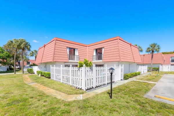 Golfview Harbour Townhouses, 1421 SW 28th Ave, Boynton Beach, Florida 33426, image 1
