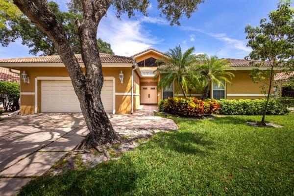 Colonnade At Glen Oaks, 4300 NW 26th Ave, Boca Raton, Florida 33434, image 1