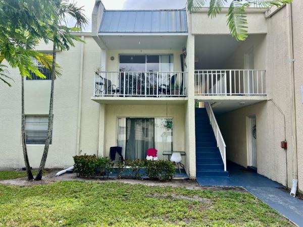 Clear Lake Palms, 431 Executive Center Dr #207, West Palm Beach, Florida 33401, image 2