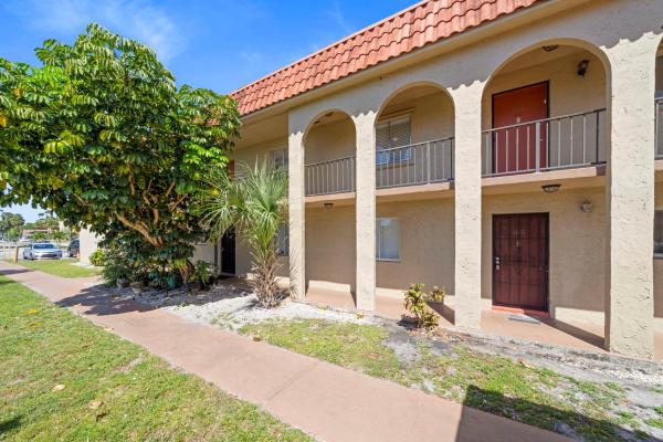 Forest Hill Gardens East, 6100 Forest Hill Blvd #105, West Palm Beach, Florida 33415, image 1