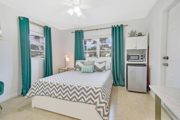 Coral Point, 2032 NE 26th St #1-6, Wilton Manors, Florida 33305, image 2