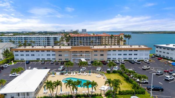 Shore Club, 111 Shore Ct #205, North Palm Beach, Florida 33408, image 2