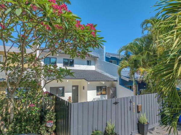 Pineapple Place, 215 NE 17th Ave, Fort Lauderdale, Florida 33301, image 1