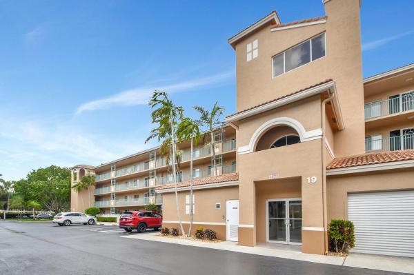 Coral Cove At Coral Lakes, 12565 Imperial Isle Dr #203, Boynton Beach, Florida 33437, image 1