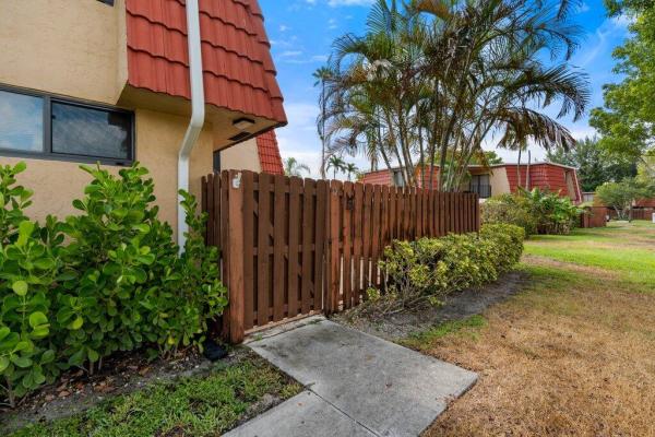 Banyan Lake, 22916 Oxford Pl #D, Boca Raton, Florida 33433, image 2
