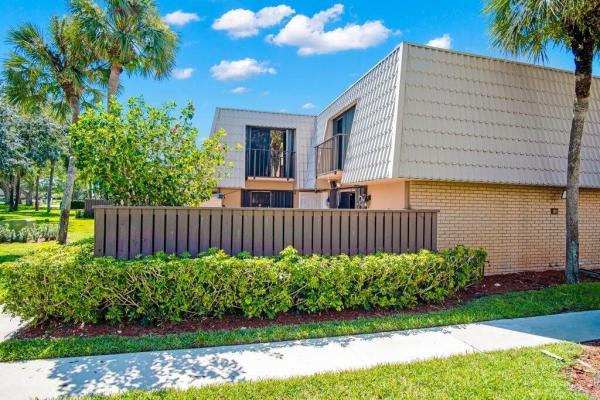 Village Of Sandalwood Lakes South, 6206 62nd Way, West Palm Beach, Florida 33409, image 1