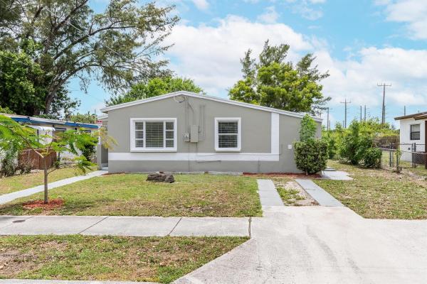 Knowles Court, 5909 Pinewood Ave, West Palm Beach, Florida 33407, image 1