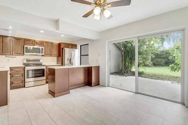 Sandtree Townhouses, 313 Sandtree Dr, Palm Beach Gardens, Florida 33403, image 2
