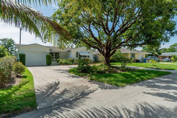 Lyndon Lanes, 1216 Cardinal Ln, Lantana, Florida 33462, image 1