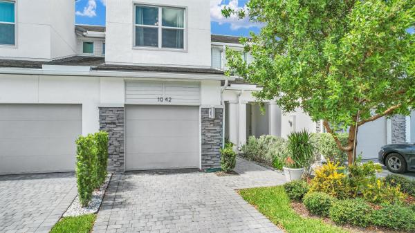 Veleiros At Crystal Lake, 1042 Rio Ct, Deerfield Beach, Florida 33064, image 1