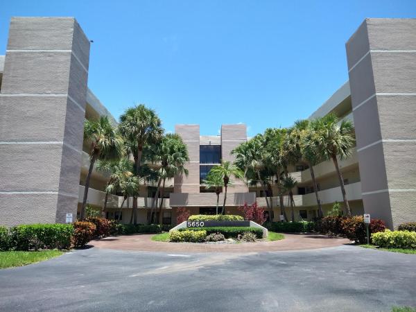 Camino Real Village, 5650 Camino Del Sol #301, Boca Raton, Florida 33433, image 1