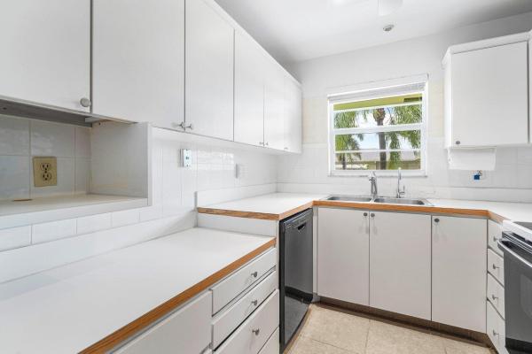 Pine Point Villas, 221 Pine Point Dr #D, Boynton Beach, Florida 33435, image 2