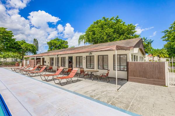 Pine Ridge At Haverhill, 4941 Sable Pine Cir #B1, West Palm Beach, Florida 33417, image 2