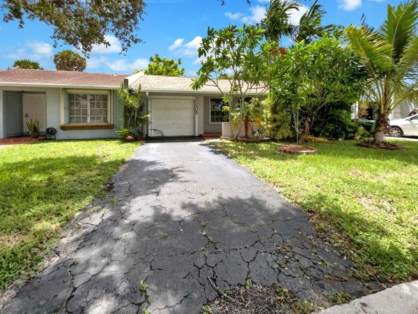 Lakewood On The Green, 5550 Lakewood Cir #B, Margate, Florida 33063, image 1