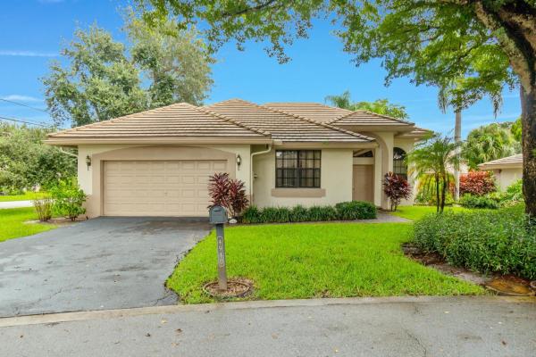 Villas Of Pine Tree, 4940 Pine Tree Dr, Boynton Beach, Florida 33436, image 1