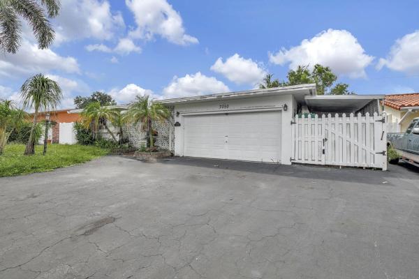 7050 SW 10th Ct, Pembroke Pines, Florida 33023, image 1