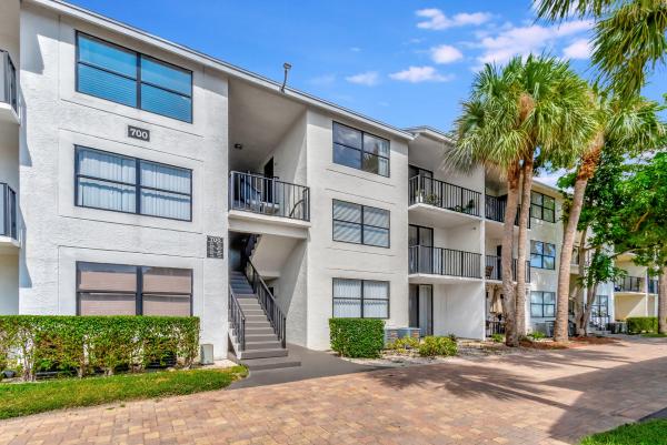 Bella Lago Vista At Clear Lake Club, 700 Executive Center Dr #12, West Palm Beach, Florida 33401, image 1