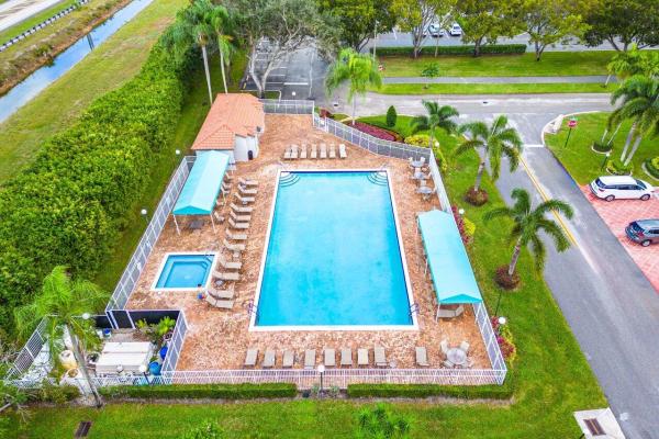Huntington Pointe, 6090 Sunrise Pointe Ct, Delray Beach, Florida 33484, image 2