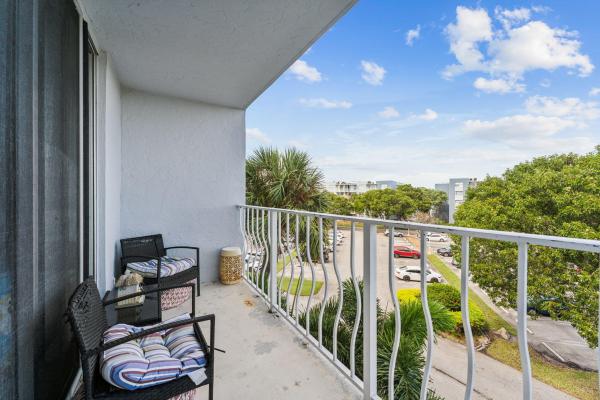 Breakwaters Of The Palm Beaches, 500 Executive Center Dr #4J, West Palm Beach, Florida 33401, image 2
