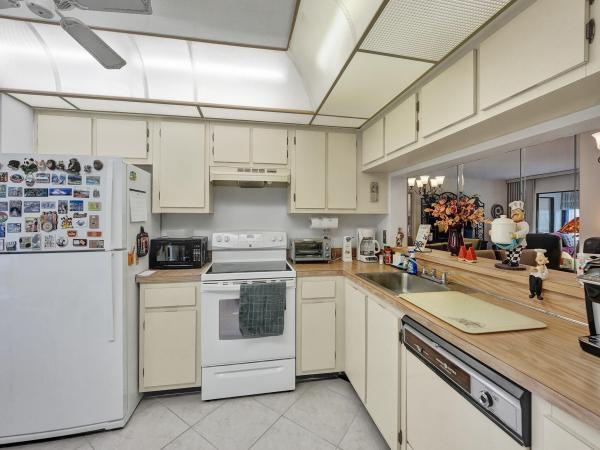 Huntington Lakes 1, 14460 Strathmore Ln #104, Delray Beach, Florida 33446, image 2
