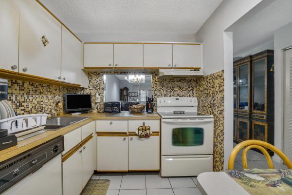 Golden Lakes Village, 109 Lake Terry Dr, West Palm Beach, Florida 33411, image 3