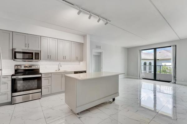 250 W Hidden Valley Blvd, Boca Raton, Florida 33487, image 1