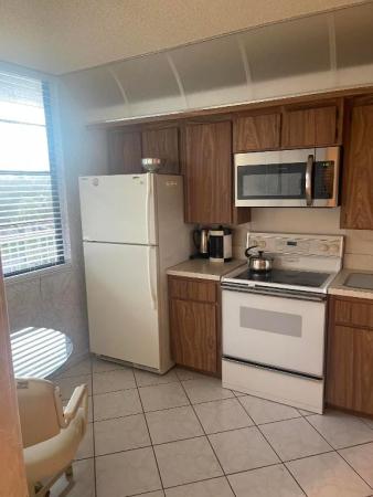 Whitehall Of Pine Island Ridge, 1504 Whitehall Dr #406, Davie, Florida 33324, image 2