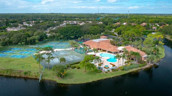 405 Harbour Pointe Way, Greenacres, Florida 33413, image 2