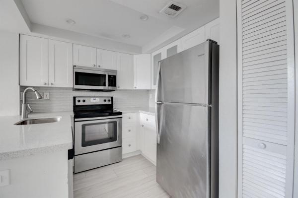 Bella Lago Vista At Clear Lake Club, 718 Executive Center Dr #27, West Palm Beach, Florida 33401, image 1