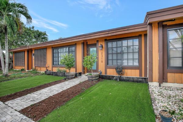 Cedarwoods At Pembroke Lakes, 2310 Dogwood Ct, Pembroke Pines, Florida 33026, image 1