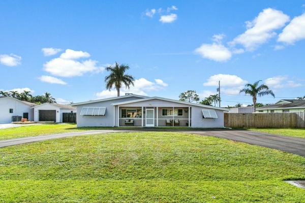 Florida Gardens, 121 W Pine Tree Ave, Lake Worth Beach, Florida 33467, image 1