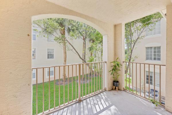 Emerald Isle At Laguna Lakes, 4081 San Marino Blvd #202, West Palm Beach, Florida 33409, image 2