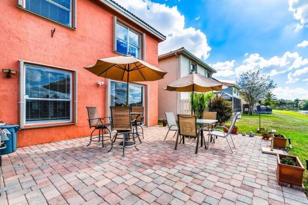 Tahoe At Lakes Of Laguna, 4387 Lake Lucerne Cir, West Palm Beach, Florida 33409, image 2