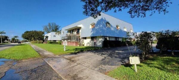 Centre Hill Courts, 875 NW 13th St #322, Boca Raton, Florida 33486, image 1