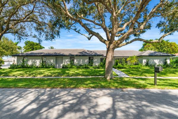 Presidential Estates, 2722 Embassy Dr, West Palm Beach, Florida 33401, image 1