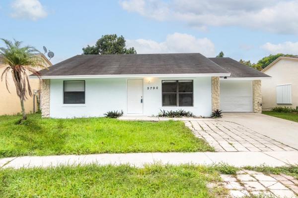 Lantana Homes, 5790 Ithaca Cir, Lake Worth Beach, Florida 33463, image 1